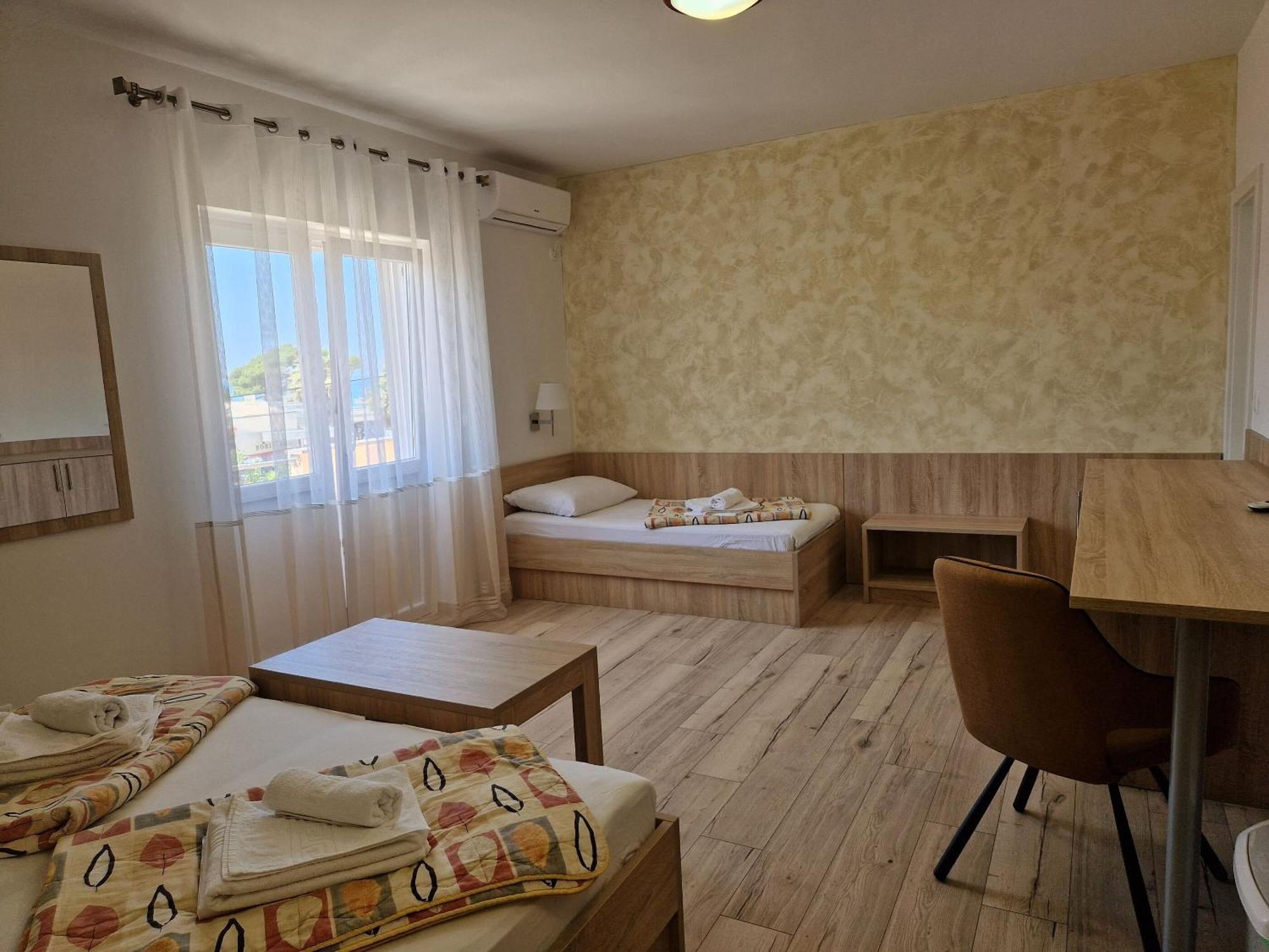 Apartment And Rooms Amenka Novalja Exterior foto