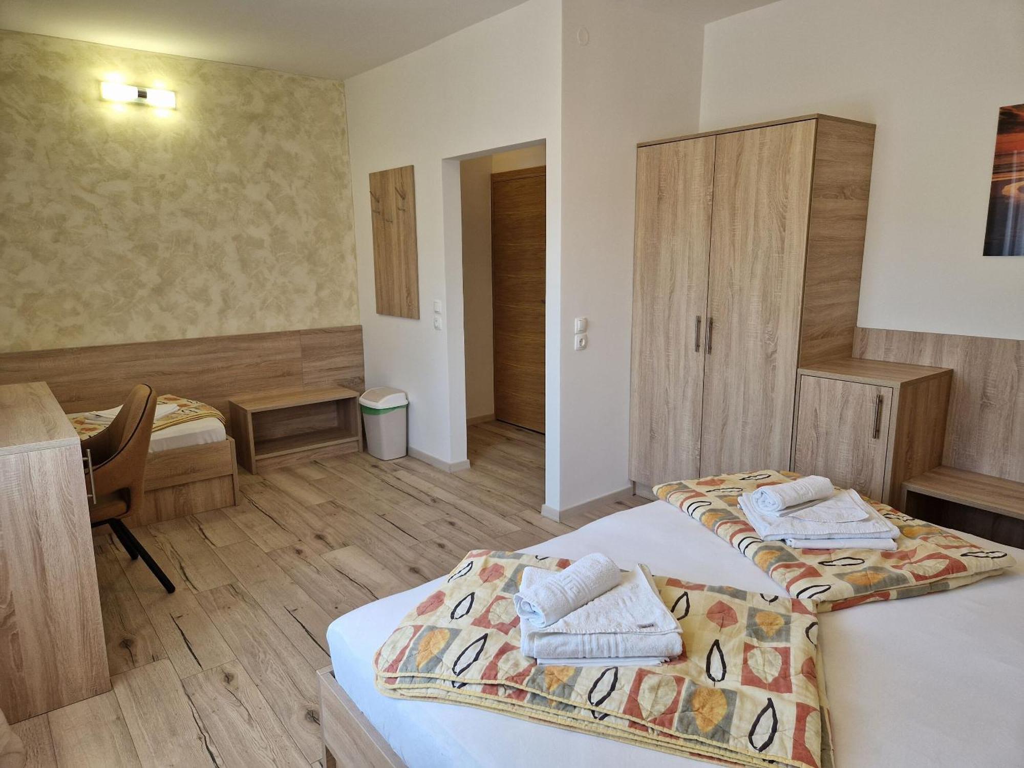 Apartment And Rooms Amenka Novalja Exterior foto